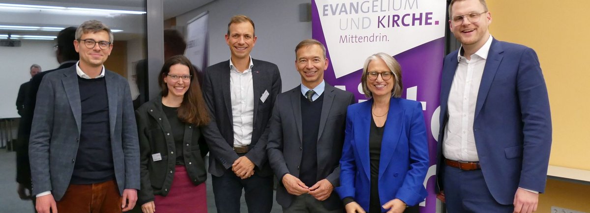 Die Beteiligten an der Podiumsdiskussion und der EuK-Vorstand.