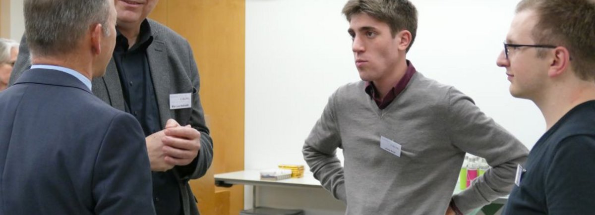 Vier Personen im Gespräch auf der EuK-Herbsttagung 2025